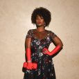 Baile da Vogue: Vestido escuro estampado e luvas vermelhas fazendo contraste no look de Kenia Maria