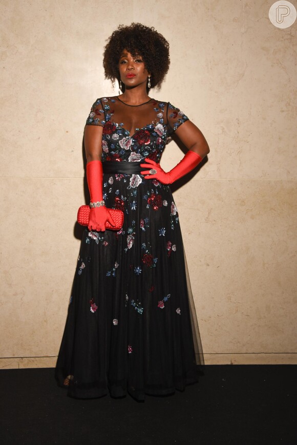 Baile da Vogue: Vestido escuro estampado e luvas vermelhas fazendo contraste no look de Kenia Maria
