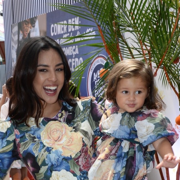 Yanna Lavigne e Madalena nos bastidores do Fashion Weekend Kids, em SP