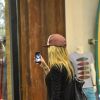 Fiorella Mattheis conversou com Alexandre Pato por vídeo, no celular, durante um passeio em um shopping do Rio de Janeiro