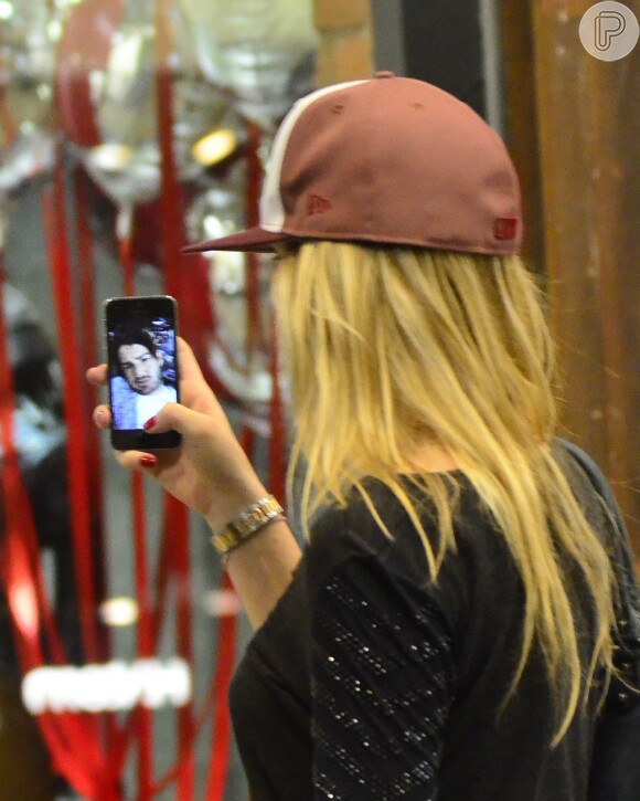 Fiorella Mattheis conversou com Alexandre Pato por vídeo, no celular, durante um passeio em um shopping do Rio de Janeiro