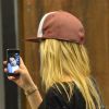 Fiorella Mattheis foi flagrada conversando com o jogador Alexandre Pato por vídeo através de seu celular durante uma tarde de compras no Rio de Janeiro, em 2 de outubro de 2014