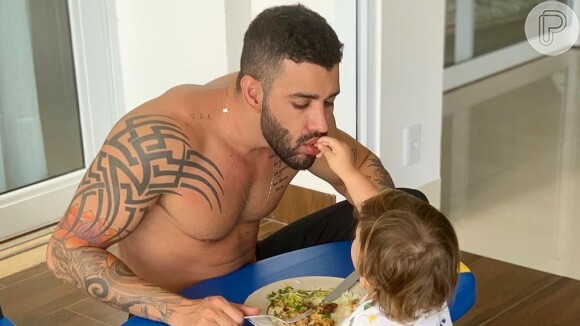 Surpreendido pelo filho mais velho, Gusttavo Lima dispensou talher durante almoço nesta segunda-feira, 25 de março de 2019