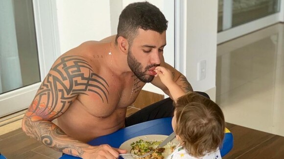 Gusttavo Lima tem ajuda de Gabriel para almoçar: 'Filho dá comida para o pai'