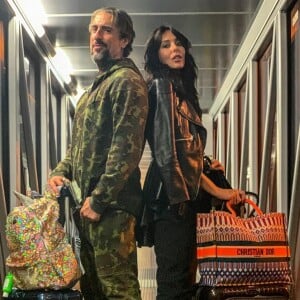 Marcos Mion usou look camuflado e tênis sneaker de cano alto em viagem com a mulher