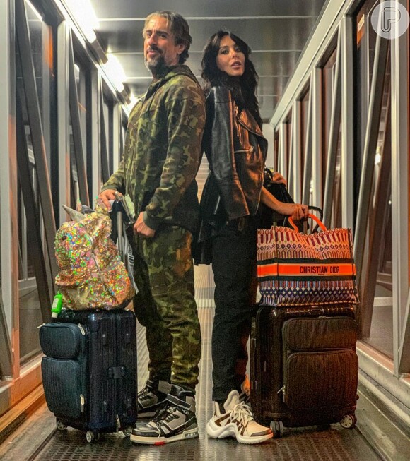 Marcos Mion usou look camuflado e tênis sneaker de cano alto em viagem com a mulher