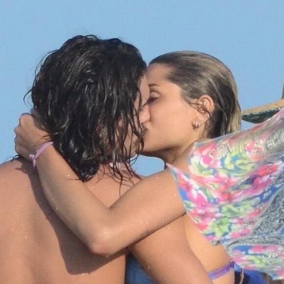 Sasha Meneghel e o namorado, Bruno Montaleone, costumam fazer programas a dois em praia do Rio