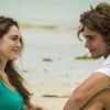 Na novela 'Verão 90', João (Rafael Vitti) e Manu (Isabelle Drummond) se beijam em praia após festival