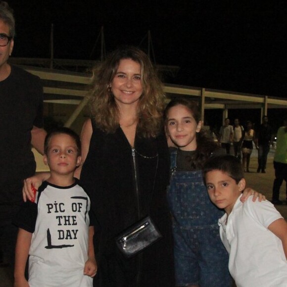 Cláudia Abreu levou três dos quatro filhos ao espetáculo 'Ovo' do Cirque du Soleil, na noite desta quarta-feira, 27 de março de 2019. Só Maria, de 18 anos, sua filha mais velha não acompanhou os pais e irmãos