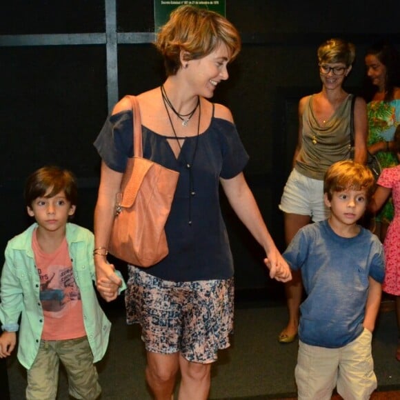 Claudia Abreu e os filhos Pedro e José em foto de março de 2017. O tempo não passa para a atriz