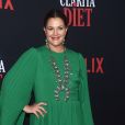Drew Barrymores usou um uma macacão plisado em tom de verde mais fechado para a premiere da série 'Santa Clarita Diet', em que é protagonista