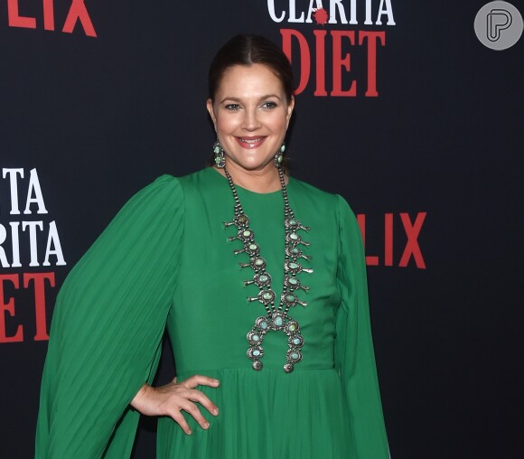 Drew Barrymores usou um uma macacão plisado em tom de verde mais fechado para a premiere da série 'Santa Clarita Diet', em que é protagonista