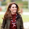 Kate Middleton usou jaqueta utilitária, calça skiny e coturnos para liderar escoteiros em acampamento