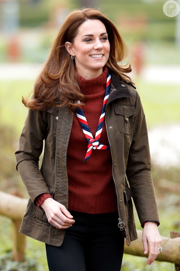 Duquesa de Cambridge complementou o look com um lenço dos escoteiros