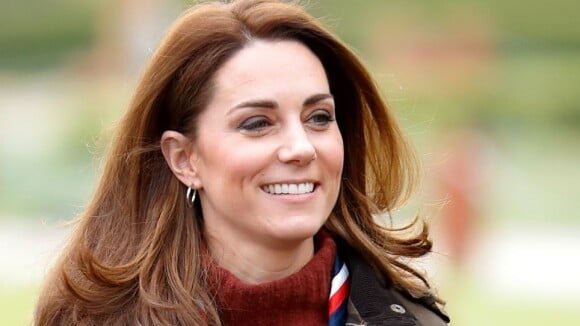 Gente como a gente! Kate Middleton usa casaquinho de R$ 194 em look ao ar livre