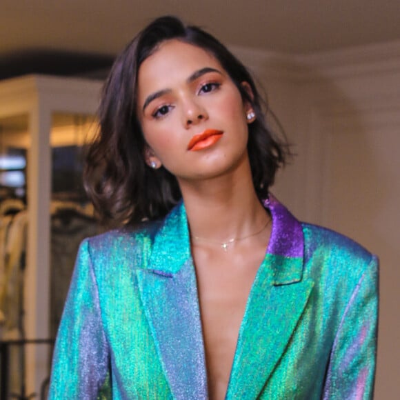 Bruna Marquezine exalta troca de carinho com crianças na Angola: 'Amor. Em estado bruto. Simples, puro'