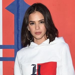 Bruna Marquezine conquista criança na Angola e abre álbum de fotos com troca de carinhos e diversão