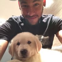 Neymar recebe amiga de Bruna Marquezine na Espanha para entregar novo mascote
