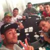 Neymar sempre publica foto jogando poker com os amigos