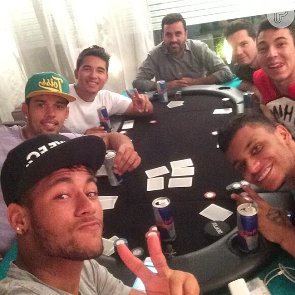 Neymar sempre publica foto jogando poker com os amigos