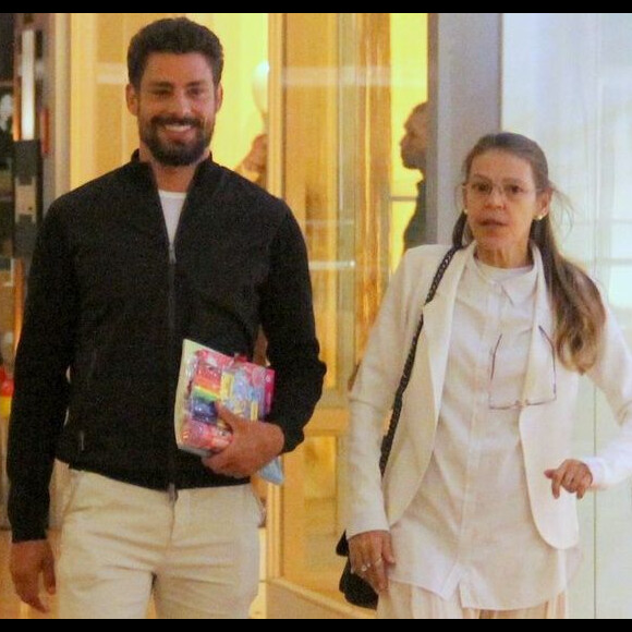 Cauã Reymond explica afastamento das novelas: 'Mais perto da filha e mãe'