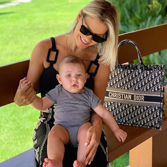 Filho de Gusttavo Lima, Samuel aparece com 8 meses na foto usada como comparação, nesta segunda-feira, dia 01 de abril de 2019