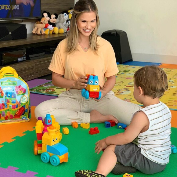 Filho de Gusttavo Lima, Gabriel aparece dois anos mais novo em montagem feita por fã, já que a foto mostra o menino de 2 anos ainda bebê