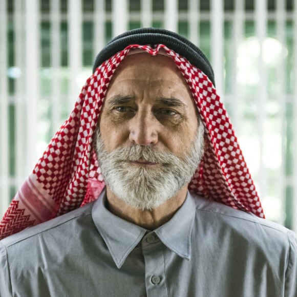 O sheik árabe Aziz Abdallah (Herson Capri) consegue tudo o que quer na novela 'Órfãos da Terra'.
