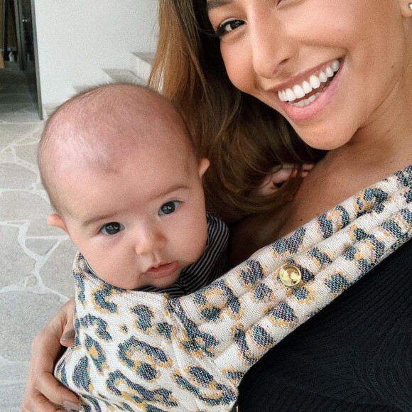 Sabrina Sato também investe em acessórios, como o sling, cheios de estilo