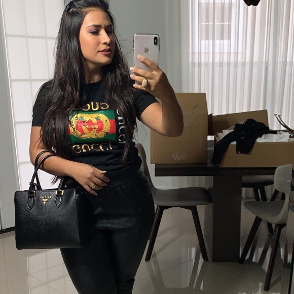 Simone, da dupla com Simaria, usou blusa Gucci, bolsa Prada, calça e sandália de salto alto