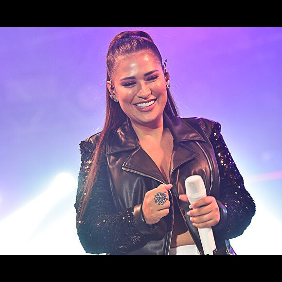 Simone, da dupla com Simaria, compartilhou foto de look grifado no Instagram nesta quinta-feira, 4 de abril de 2019