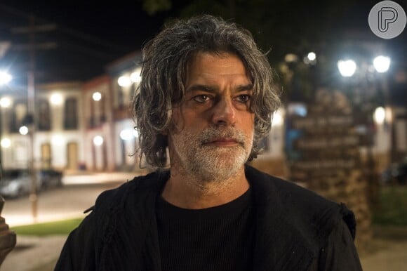 Na novela 'O Sétimo Guardião', Murilo (Edu Moscovis) vai encontrar o corpo de Milu (Zezé Polessa) em uma cabana abandonada.