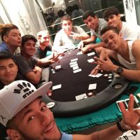 Neymar joga pôquer com os amigos enquanto David Brazil anima a jogatina sambando