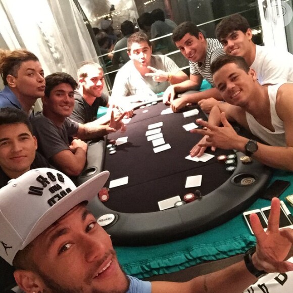 Neymar joga pôquer com amigos e David Brazil. O atleta compartilhou foto da jogatina neste domingo, 5 de outubro de 2014