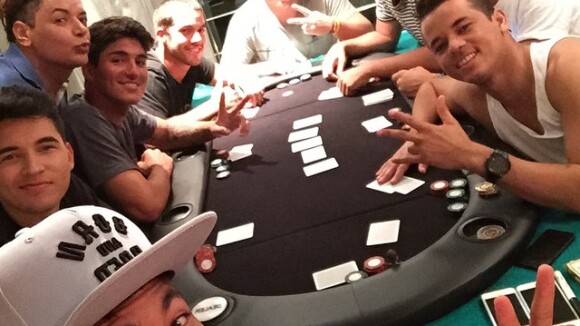 Neymar joga pôquer com os amigos enquanto David Brazil anima a jogatina sambando