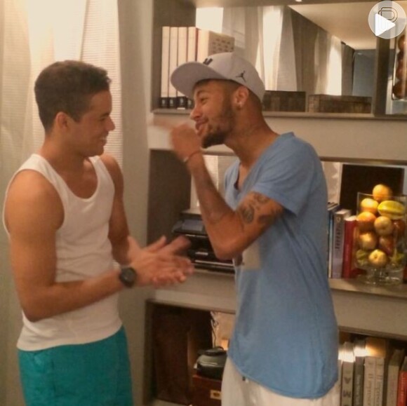 Neymar e um amigo cantam pagode em vídeo