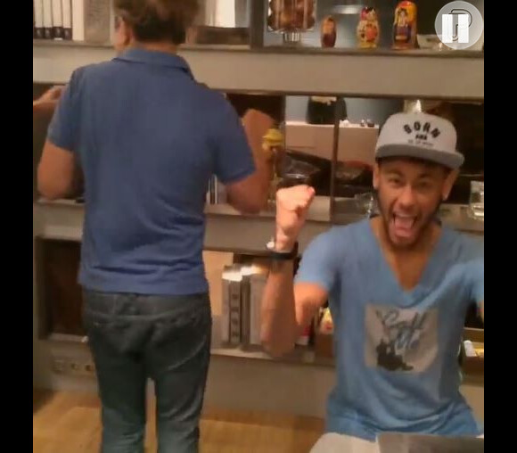 Em um vídeo compartilhado por David Brazil, o promoter aparece sambando enquanto Neymar canta um pagode