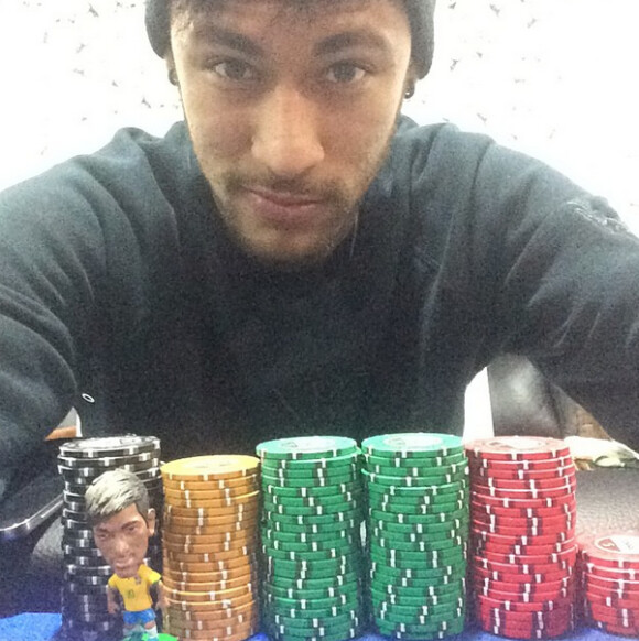 Neymar adora jogar pôquer e já postou algumas fotos no Instagram