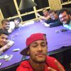 Sempre rodeado de amigos, Neymar se diverte jogando pôquer