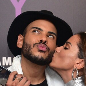 Anitta participa de show com Hugo Gloss antes do lançamento de 'KISSES'