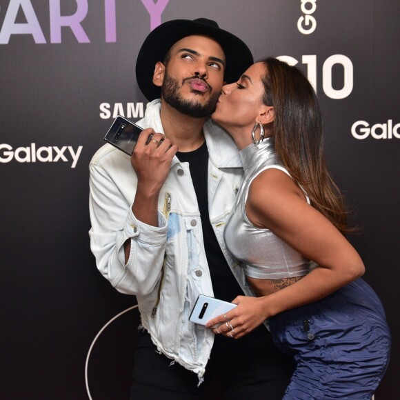 Anitta participa de show com Hugo Gloss antes do lançamento de 'KISSES'