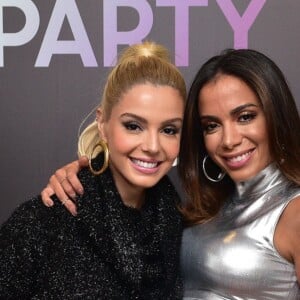 Anitta conta com a presença de Giovanna Lancellotti em show festa antes do lançamento de 'KISSES'