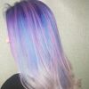 Cores como roxo, lilás e azul são as mais usadas para fazer um cabelo holográfico com base cinza