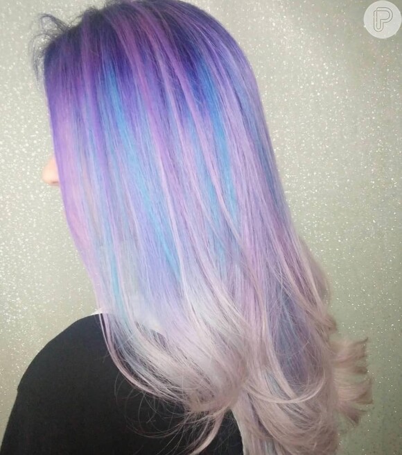 Cores como roxo, lilás e azul são as mais usadas para fazer um cabelo holográfico com base cinza