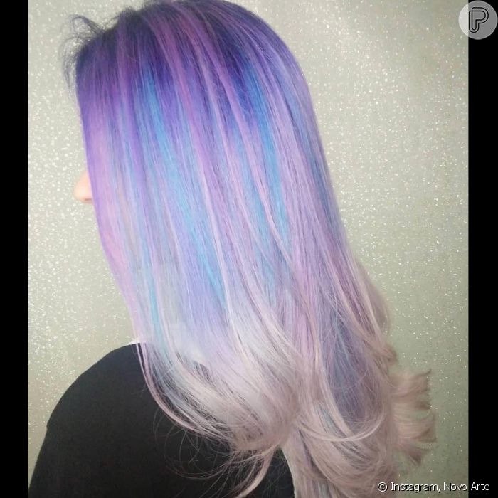 Cores como roxo, lilás e azul são as mais usadas para fazer um cabelo  holográfico com base cinza - Purepeople