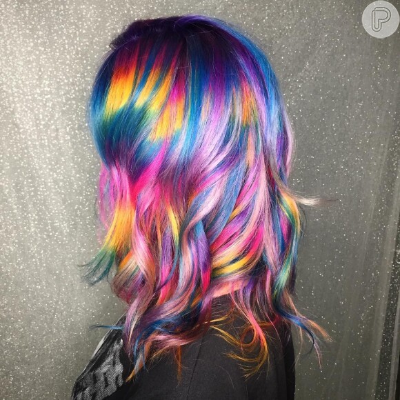 Há aquelas pessoas que preferem cores mais vibrantes para fazer o efeito de holografia no cabelo