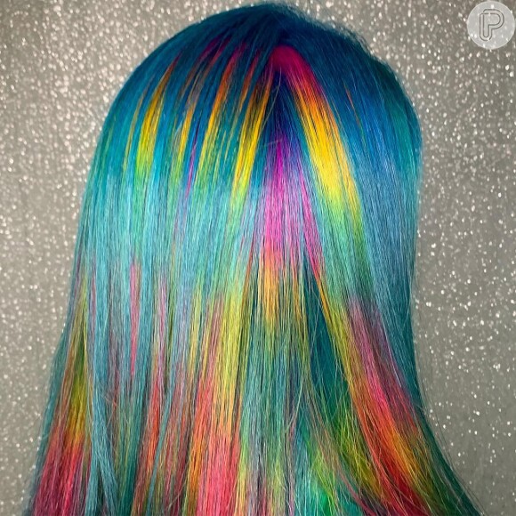 Cores mais vibrantes também valem para dar um efeito holográfico no cabelo