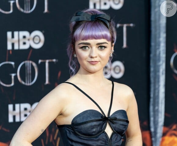 Maisie Williams, a Aria Stark de Game of Thones, adotou cabelo holográfico com base cinza e mechas em tons de roxo