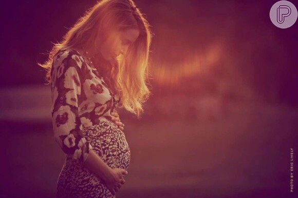 Blake Lively anuncia que está grávida de seu primeiro filho com Ryan Reynolds, em 6 de outubro de 2014