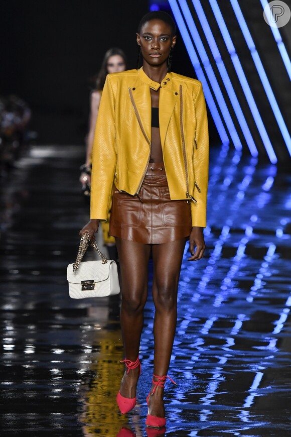 A coleção de verão 2020 da marca, desfilada em Madri, mostrou o amarelo como ponto de cor no look